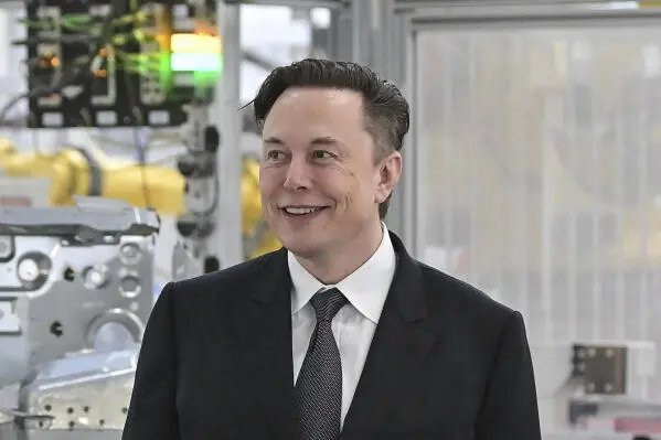 Elon Musk afirmó que la abundancia de bienes y servicios producidos por la IA podría hacer innecesario el dinero en las próximas décadas./ AP