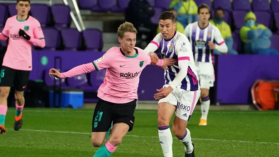 Marcos Alonso de Valladolid enfrentando a Frenkie de Jong del Barcelona | AFP