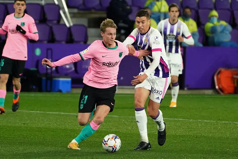 Marcos Alonso de Valladolid enfrentando a Frenkie de Jong del Barcelona | AFP