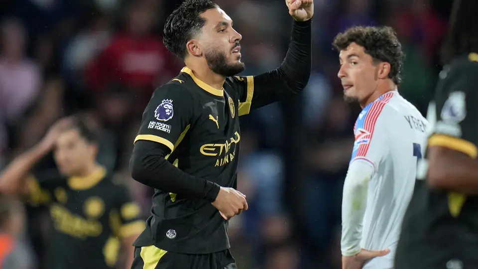 Rayan Cherki marca doblete ante el Palace | AP