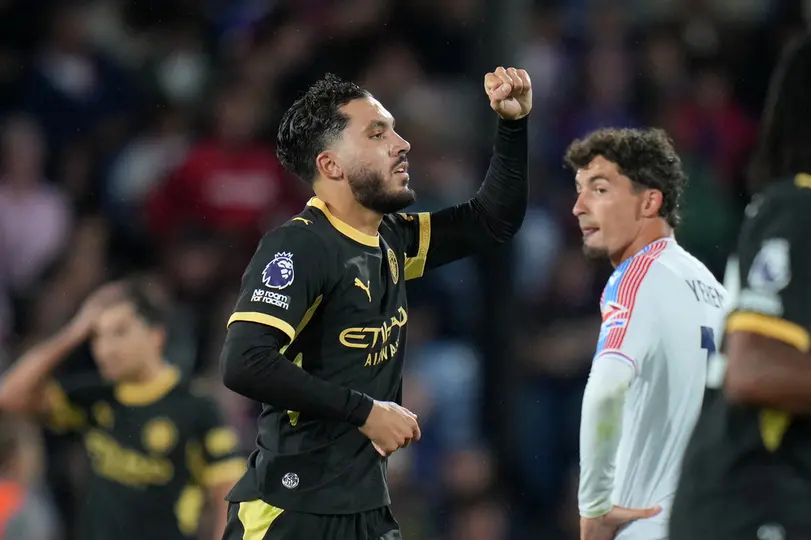Rayan Cherki marca doblete ante el Palace | AP