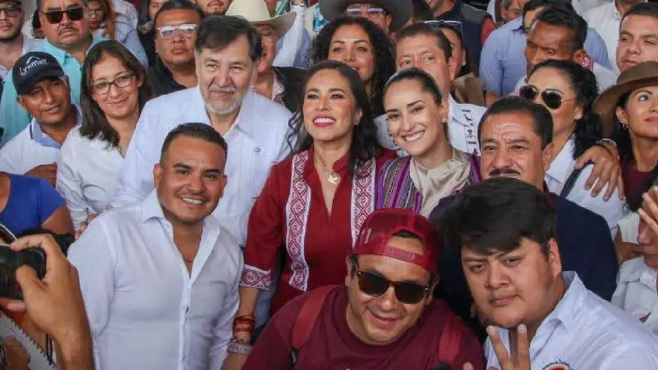 La senadora Simey Olvera Bautista llevó a su informe a una imitadora de la Presidenta / Especial