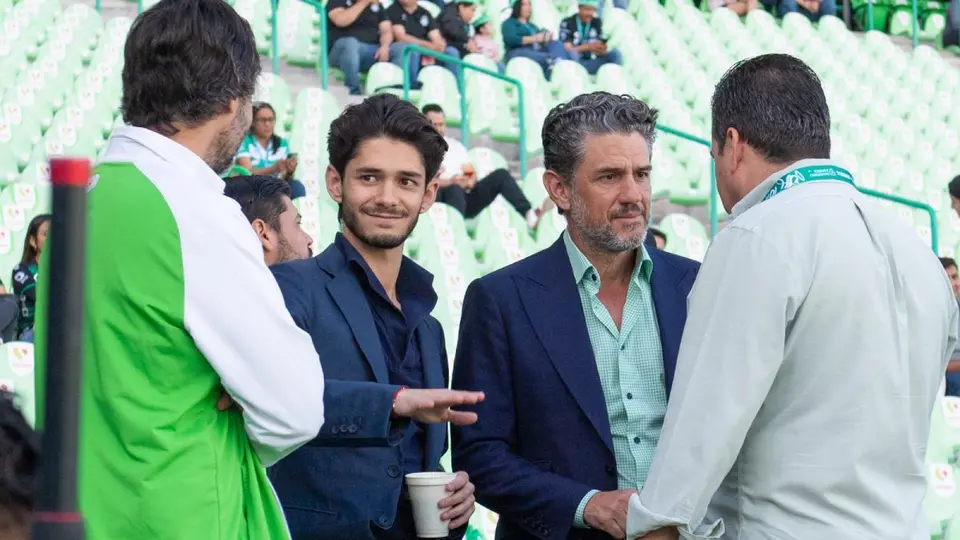 Aleco Irarragorri con su padre Alejandro previo a un partido de Santos en la Liga MX | MEXSPORT