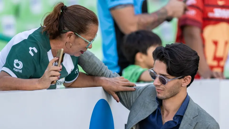 Aleco Irarragorri con una aficionada de Santos | MEXSPORT