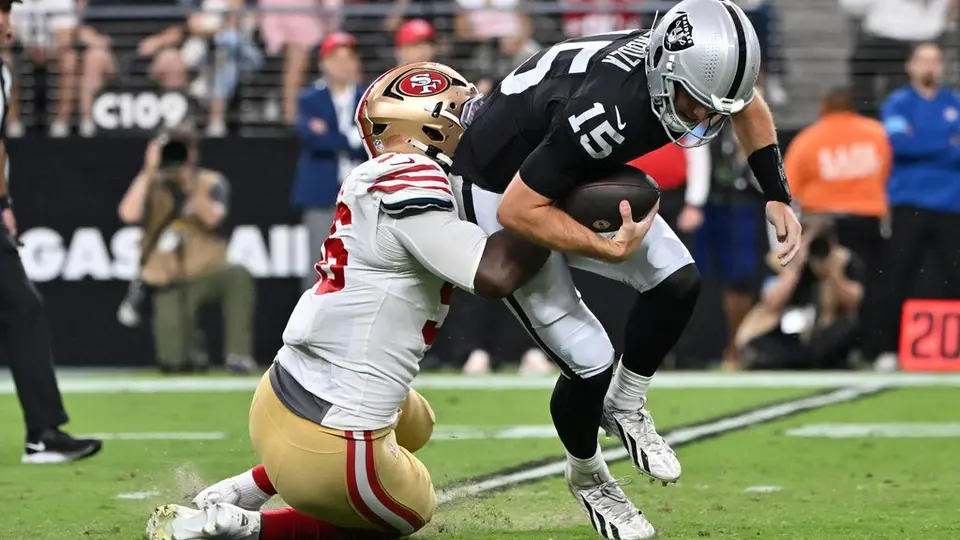 Fernando Mendoza recibe una tacleada en el partido amistoso entre Raiders y 49ers | AP