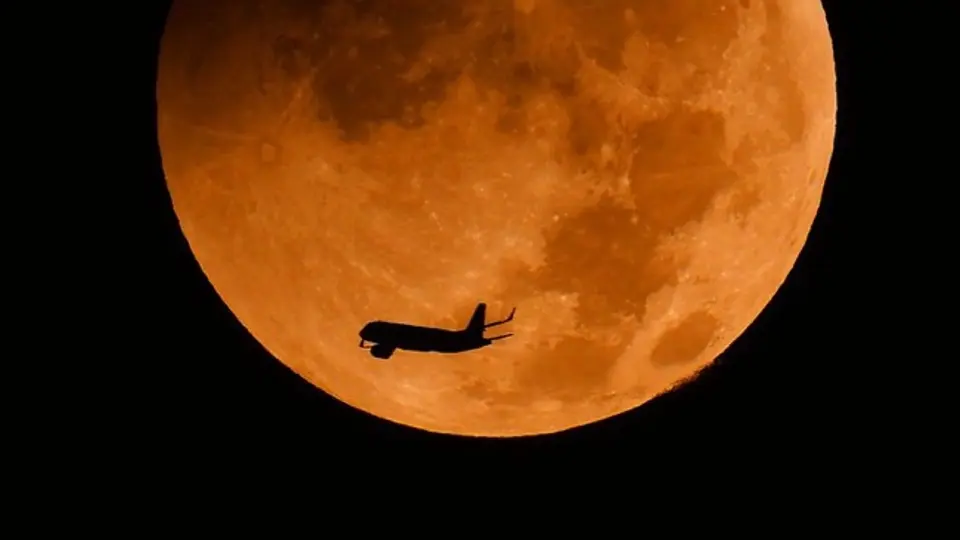 La Luna adquirió tonalidades rojizas y cobrizas durante el eclipse lunar parcial./@PostalUH