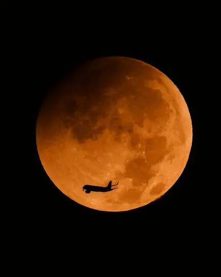 La Luna adquirió tonalidades rojizas y cobrizas durante el eclipse lunar parcial./@PostalUH