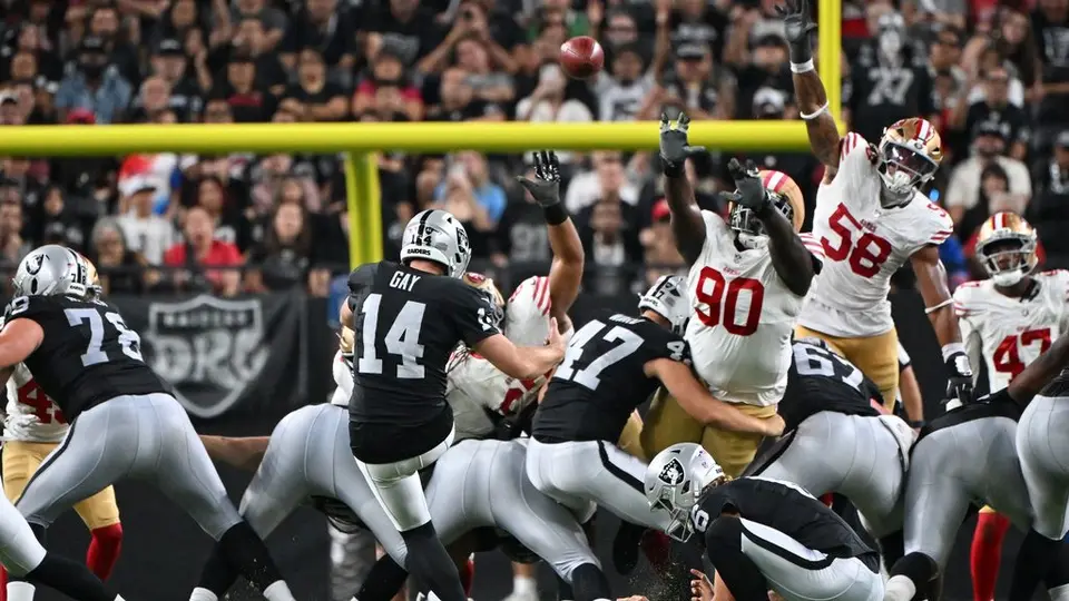 Matt Gay en el partido amistoso de los 49ers contra los Raiders | AP