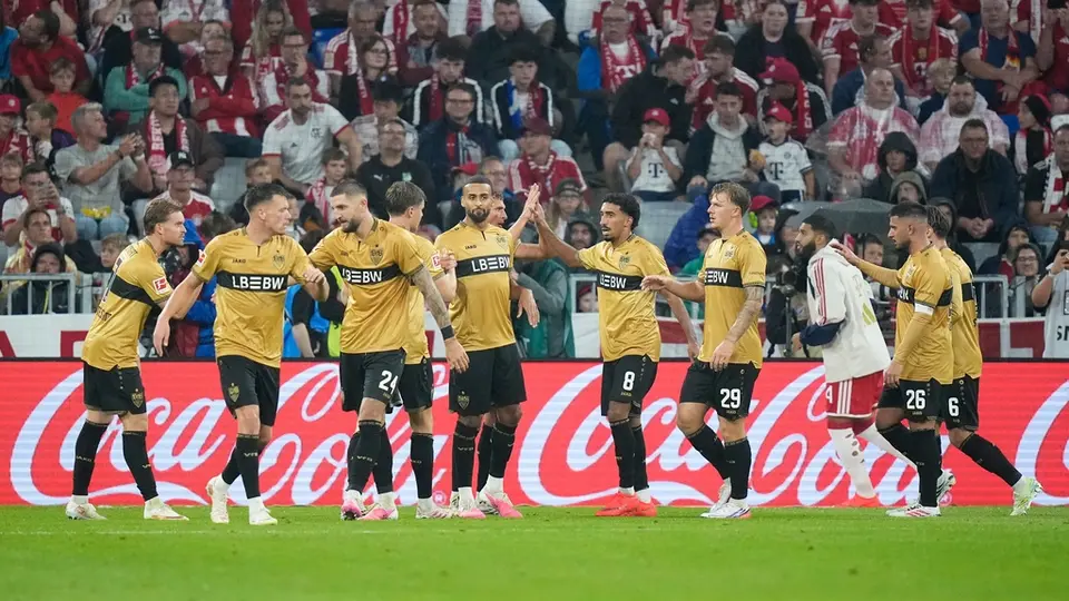 Stuttgart festejando su único gol en elm partido | AP