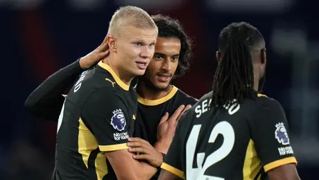 Sin despeinarse: Manchester City golea al Crystal Palace con dobletes de Haaland y Cherki