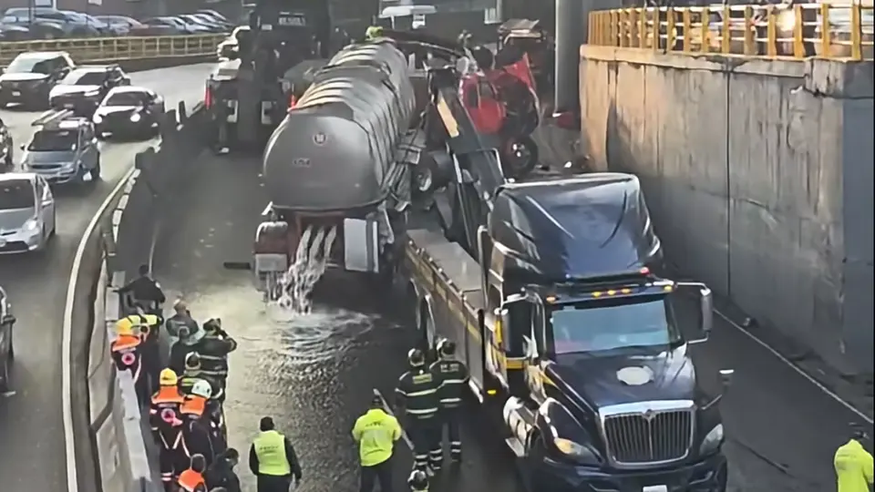 El accidente ocurrió en el bajo puente del Anillo Periférico, en su tramo de Boulevard Manuel Ávila Camacho / Especial