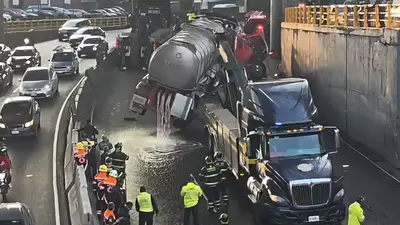VIDEO / Caos en Periférico: pipa con 30 mil litros de agua vuelca en carriles centrales