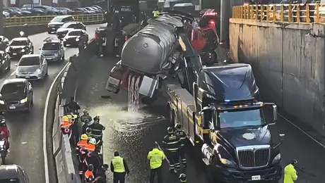 VIDEO / Caos en Periférico: pipa con 30 mil litros de agua vuelca en carriles centrales