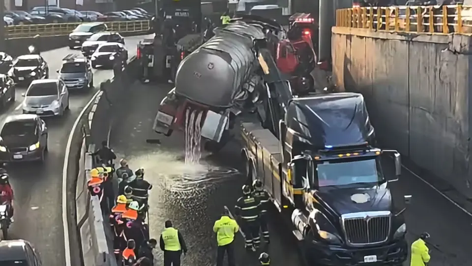VIDEO / Caos en Periférico: pipa con 30 mil litros de agua vuelca en carriles centrales