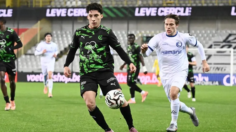 Heriberto Jurado disputa un balón en el partido de Cercle Brugge | AFP