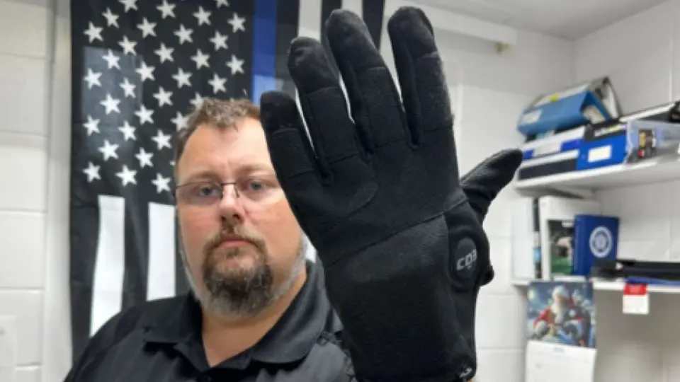 ICE contempla utilizar los guantes durante arrestos, traslados y situaciones en las que exista resistencia / Redes Sociales