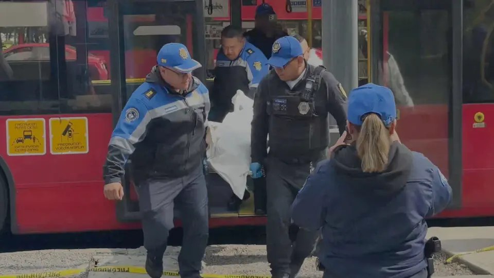 Muere hombre dentro del Metrobús de CDMX: ¿Qué pasó en la estación Campo Marte?
