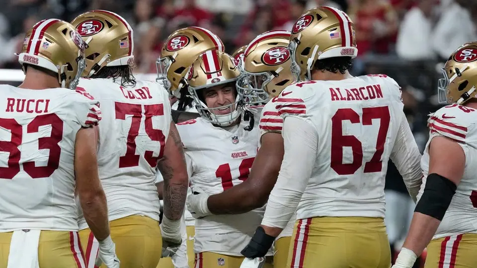 Eddy Pineiro celebra con sus compañeros de 49ers en el amistoso contra los Raiders | AP