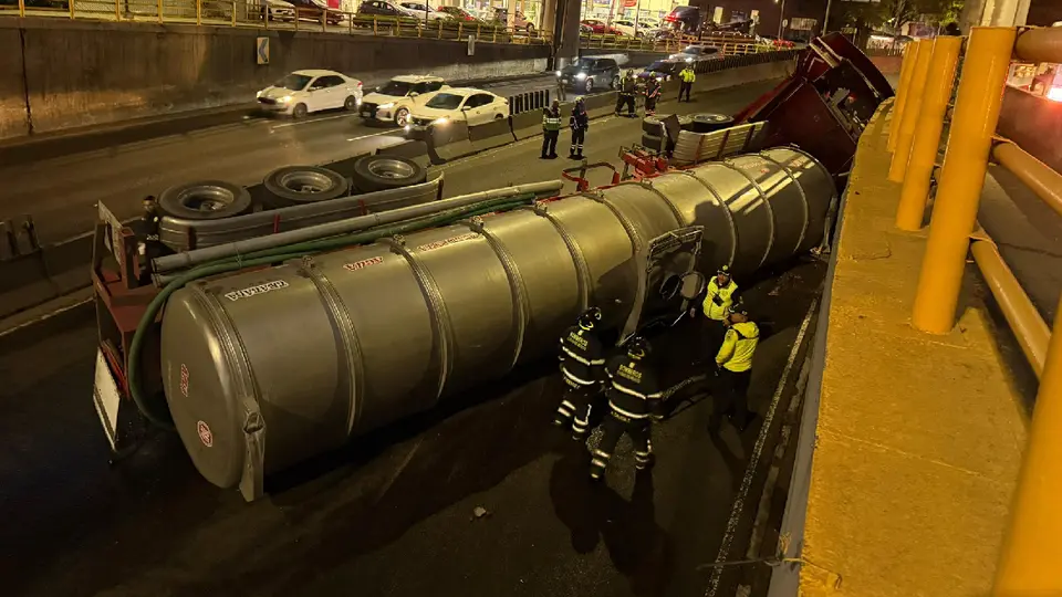 Un tráiler tipo pipa que transportaba más de 30 mil litros de agua terminara volcado / Especial