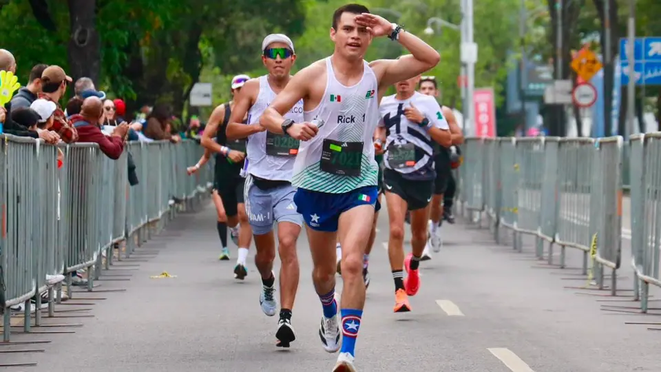 Los participantes registrados en el Maratón CDMX 2026 podrán ingresar gratis al Metro al mostrar su número de corredor. / @MaratonCDMX