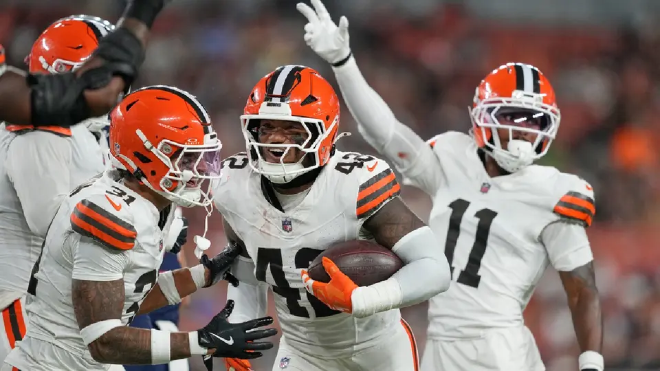 Jugadores de los Browns celebrando intercepción ante los Patriots | AP