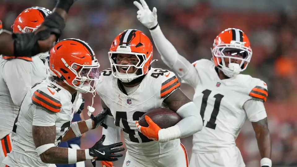Jugadores de los Browns celebrando intercepción ante los Patriots | AP