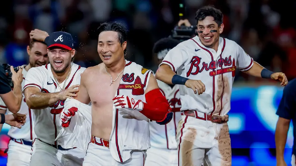 Atlanta Braves celebrando victoria ante los Dodgers | AP