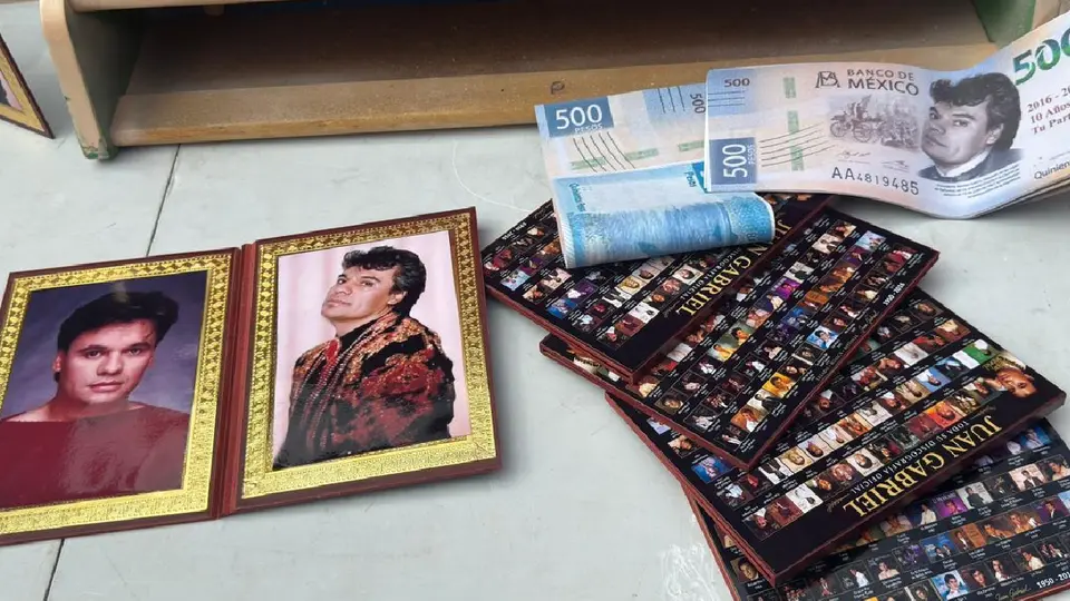 Hoy fue el pretexto perfecto para presumir cualquier objeto alusivo a Juan Gabriel