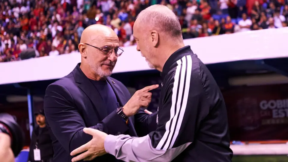 Luis de la Fuente con Mano Menezes en un amistoso de España contra Perú | MEXSPORT