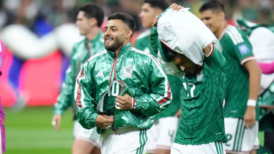 Alexis Vega en calentamiento con la Selección Mexicana | IMAGO 7