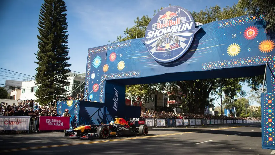Checo Pérez en el showrun de 2022 con Red Bull en Guadalajara | RED BULL