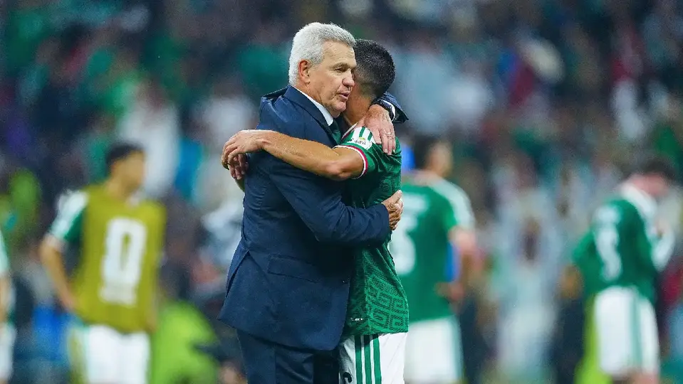 Javier Aguirre y Erik Lira, tras el partido ante Inglaterra, en la Copa del Mundo | MEXSPORT