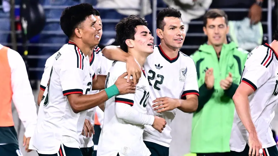 Jugadores de la Selección Mexicana felicitan a Gilberto Mora | MEXSPORT