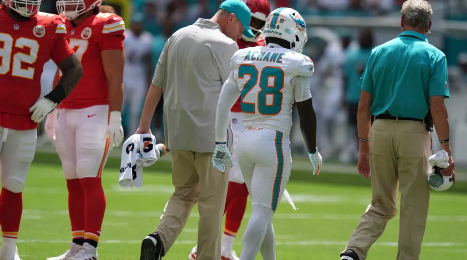 De'Von Achane sale lesionado ante Kansas City Chiefs | AP