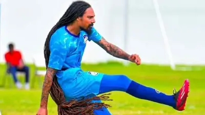 Video: Expulsan a dos jugadores por jalarle las rastas a rival