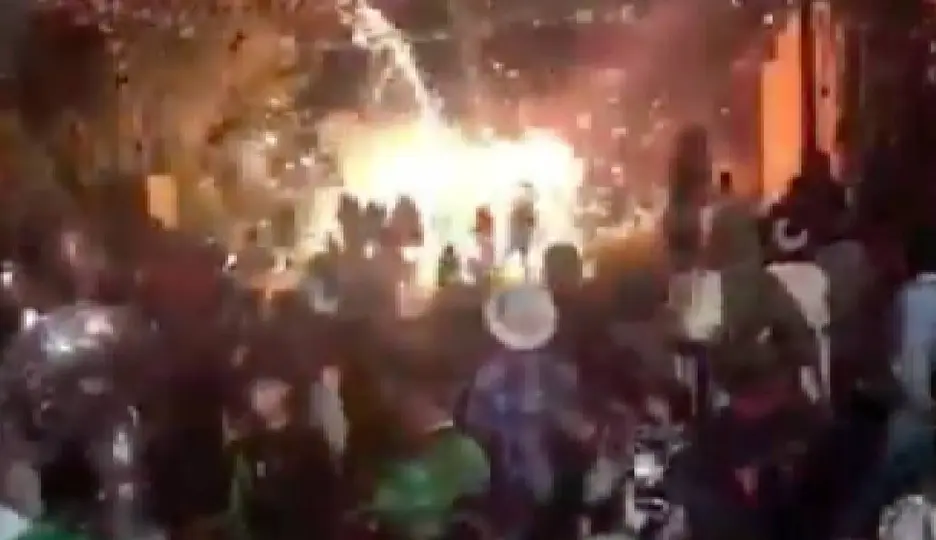 Asistentes corrieron tras la explosión de pirotecnia durante la fiesta patronal / Especial