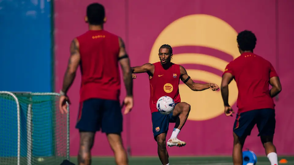 FC Barcelona retira misteriosamente patrocinador de sus camisetas de entrenamiento