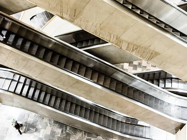 Los usuarios deben evitar subir a las escaleras eléctricas con los cordones desatados./@pixabay