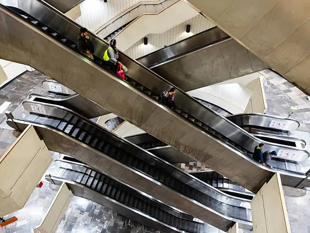 El Metro CDMX pidió a los usuarios utilizar correctamente las escaleras eléctricas./@pixabay