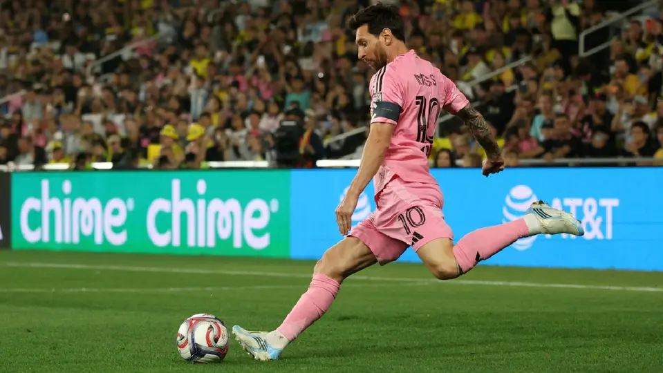 Lionel Messi, jugador del Inter Miami, apunto de hacer un gol de tiro libre | AFP