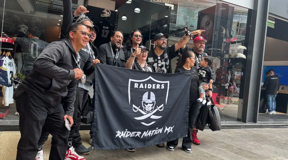 Raider Nation presente en la apertura de la tienda de Las Vegas Raiders en México | Carlos Ponce