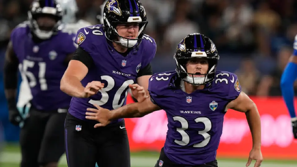 Tyler Loop, pateador de Ravens, festejando tras victoria ante Cowboys | AP