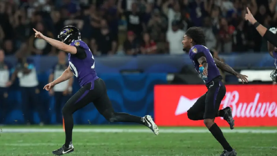 Tyler Loop, pateador de Ravens, festejando tras victoria ante Cowboys | AP