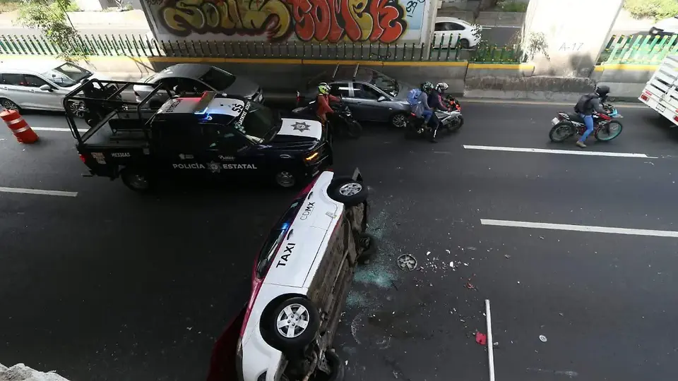 Bomberos y policías municipales realizaron maniobras tras el accidente registrado en Periférico Norte./ La Prensa