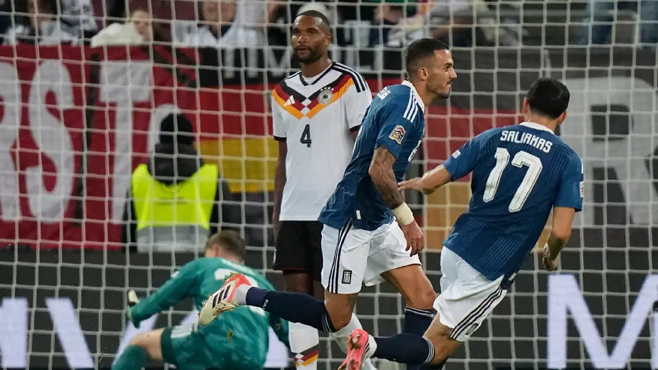 Dimitris Kourbelis festejando su gol con Grecia, ante Alemania | AP
