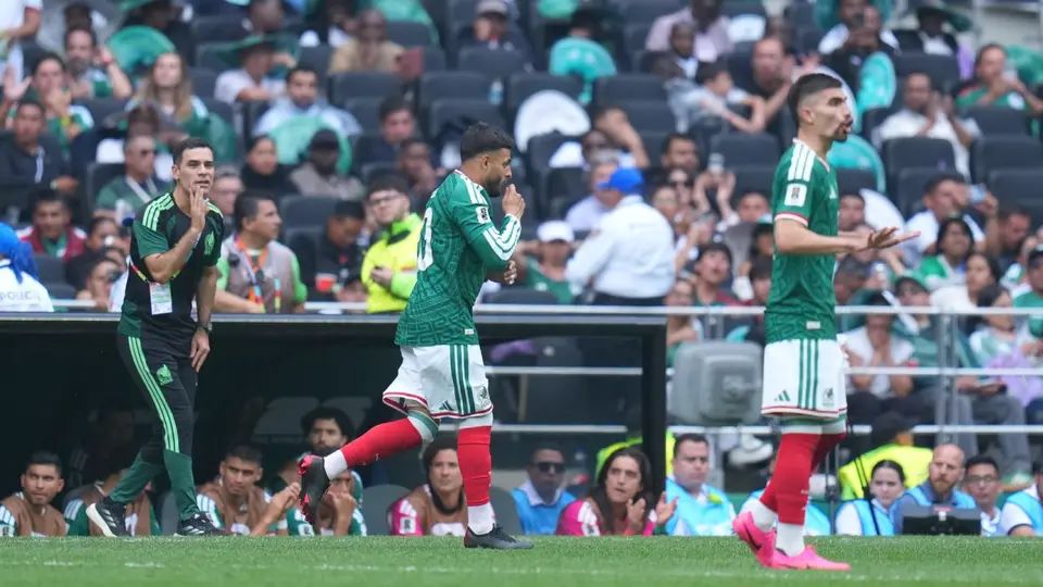 Alexis Vega en partido con la Selección Mexicana | IMAGO 7