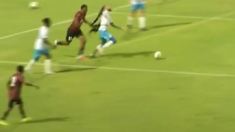 La falta sobre Aedan Scipio durante el partido entre Antigua y Barbuda y Anguila | CAPTURA DE PANTALLA