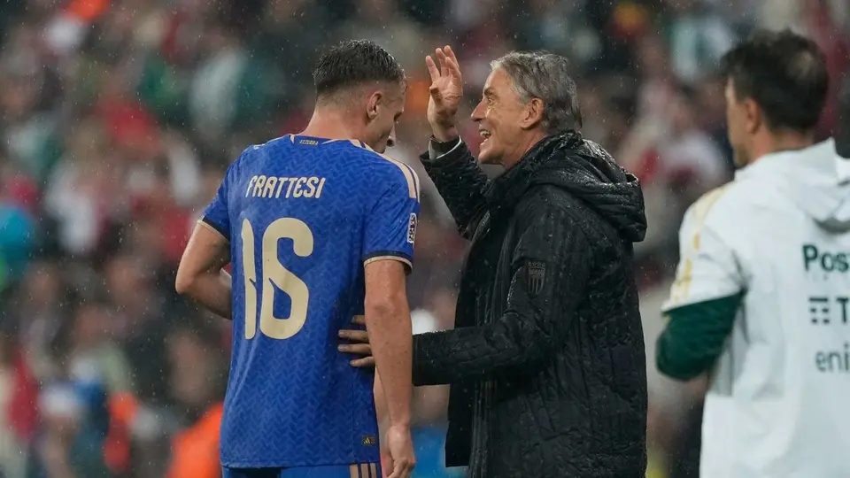 Davide Frattesi con Roberto Mancini en la Selección de Italia | AP