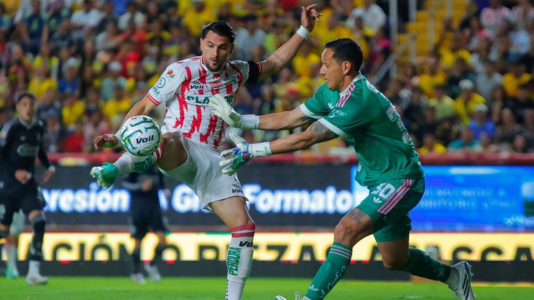 Julián Carranza pelea el balón con Rodolfo Cota | MexSport