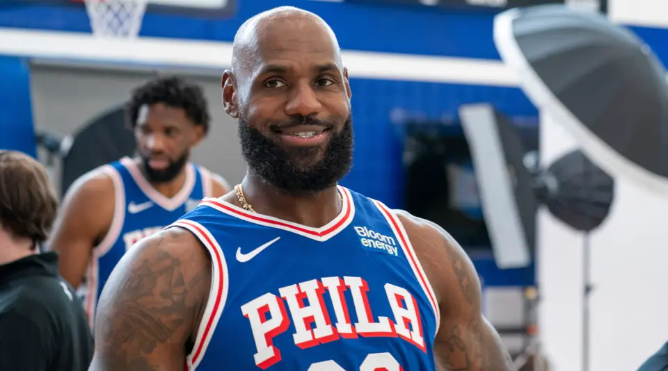 LeBron posando con los colores de los 76ers | AP